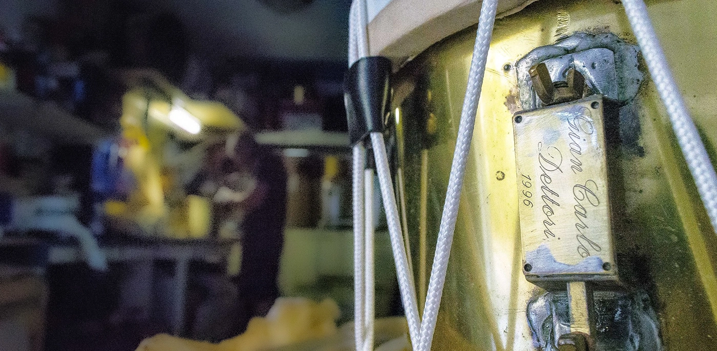 Tamburo artigianale in ottone su banco da lavoro